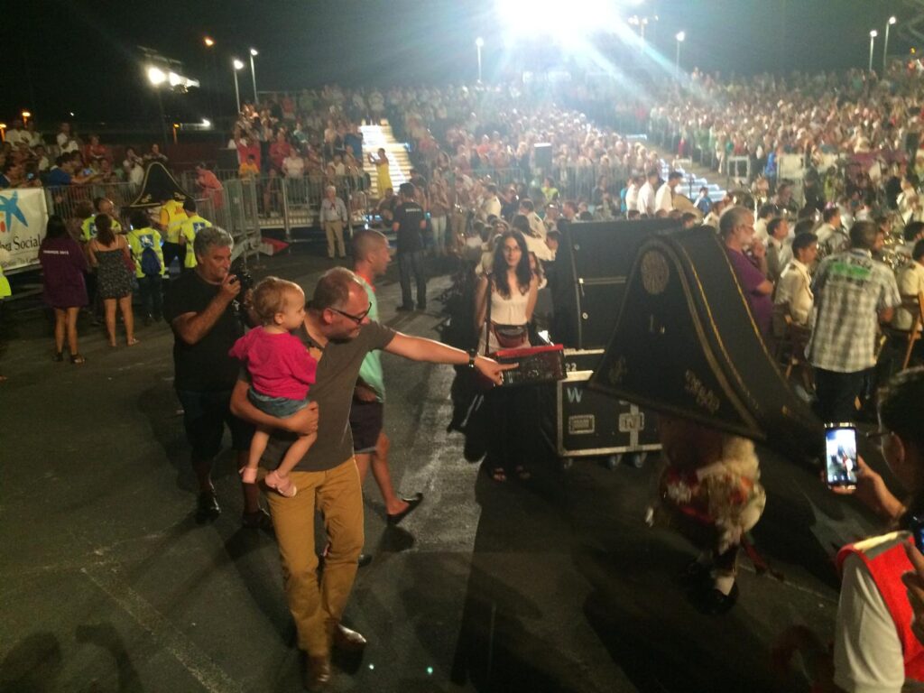 Lucía con dos años en su primer encuentro con los Enanos den la Bajada de La Palma