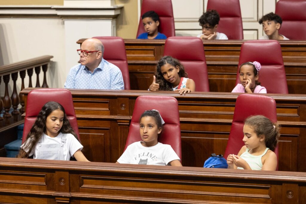 Los niños del proyecto ‘Vacaciones en Paz 2025’ visitan el Parlamento.
