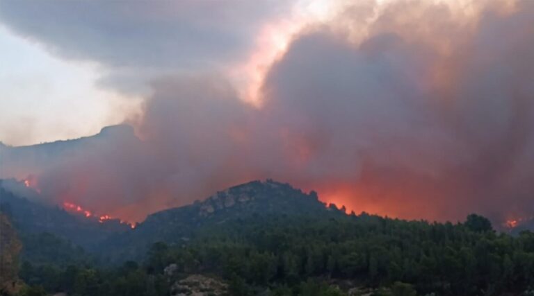 Confinan a 18.000 vecinos por el incendio de Tarragona