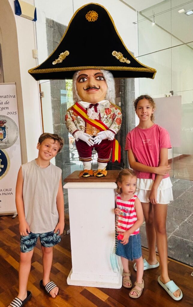 Lucía, Ramón y Amelia, las tres generaciones viven este año su primera Bajada con total consciencia de la fiesta