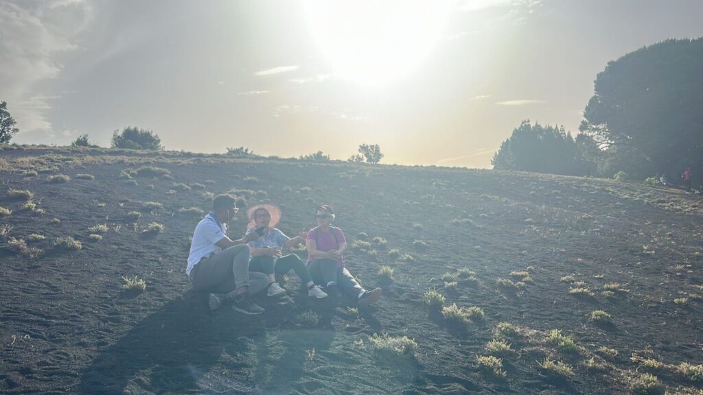 A la espera de la Virgen de los Reyes en la Cruz de los Reyes.