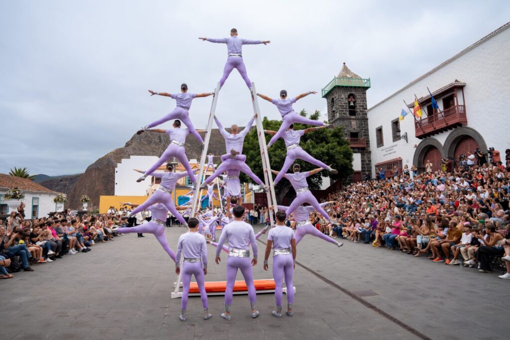 En la imagen, uno de los momentos de la actuación de los acróbatas. Fotografía. Ayuntamiento de Santa Cruz de La Palma