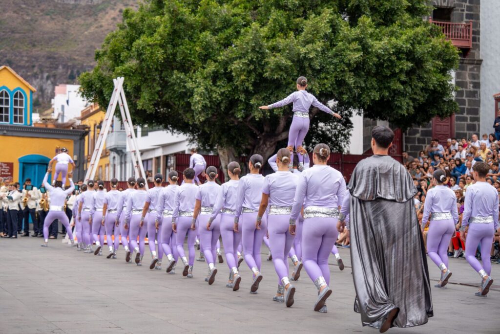 La Danza de Acróbatas se ha llevado a cabo en la plaza de Santo Domingo y en distintas calles del centro. Fotografía. Ayuntamiento de Santa Cruz de La Palma