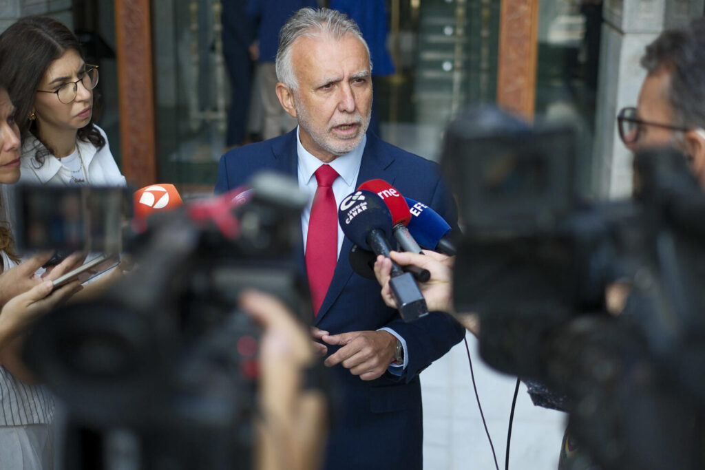 Ángel Víctor Torres, advierte que las fuerzas de seguridad intervendrán en caso de negativa de las CCAA a acoger a los menores. EFE/Ángel Medina G.