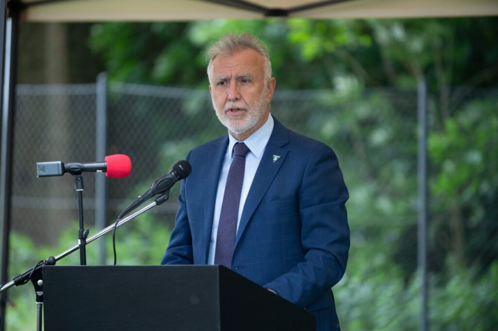 El ministro Ángel Víctor Torres, durante su intervención en el homenaje a las 120 mujeres españolas deportadas al campo de concentración de Ravensbrück, en Alemania