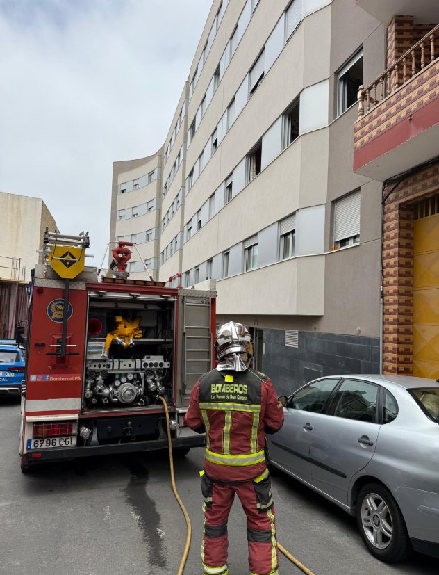 Tres afectados por inhalación de humo tras el incendio de una vivienda en Las Torres. Foto Bomberos LPA