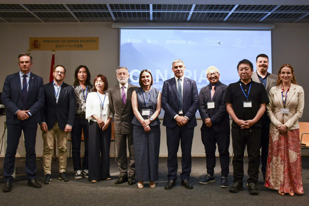 La consejera de Universidades, Ciencia e Innovación y Cultura, Migdalia Machín (6d) durante la presentación del Gobierno de Canarias en Tokio de su potencial como 'hub' audiovisual con vistas a atraer a más firmas japonesas de animación y videojuegos, lo que incluye importantes ventajas fiscales y que ya cuenta con la presencia de varias empresas niponas. EFE/ Edurne Morillo