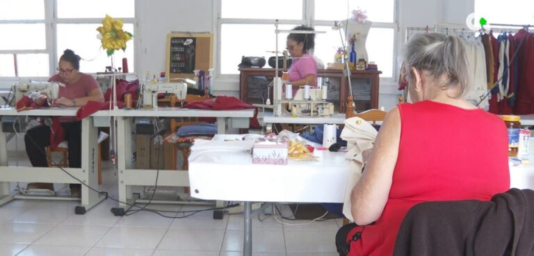 La puntada artesanal que da vida al vestuario de los actos de la bajada de la Virgen en La Palma