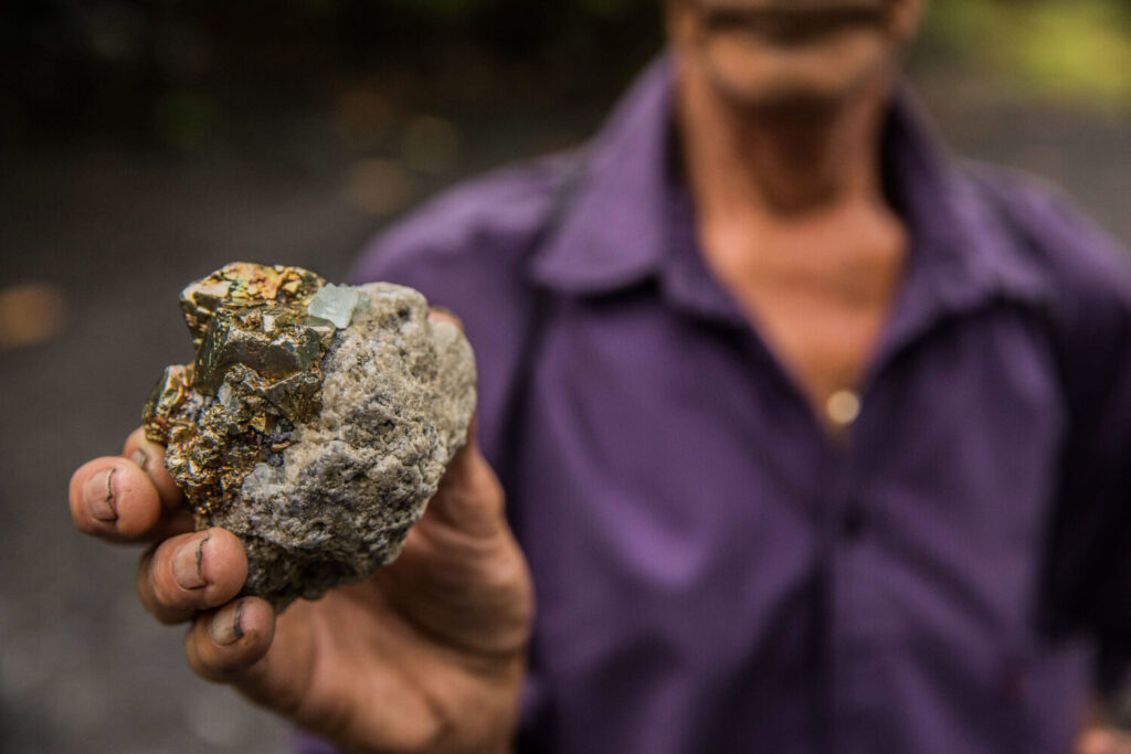 La cartera responsable ha anunciado que "se presume que los trabajadores atrapados en la mina El Miñón están con vida"