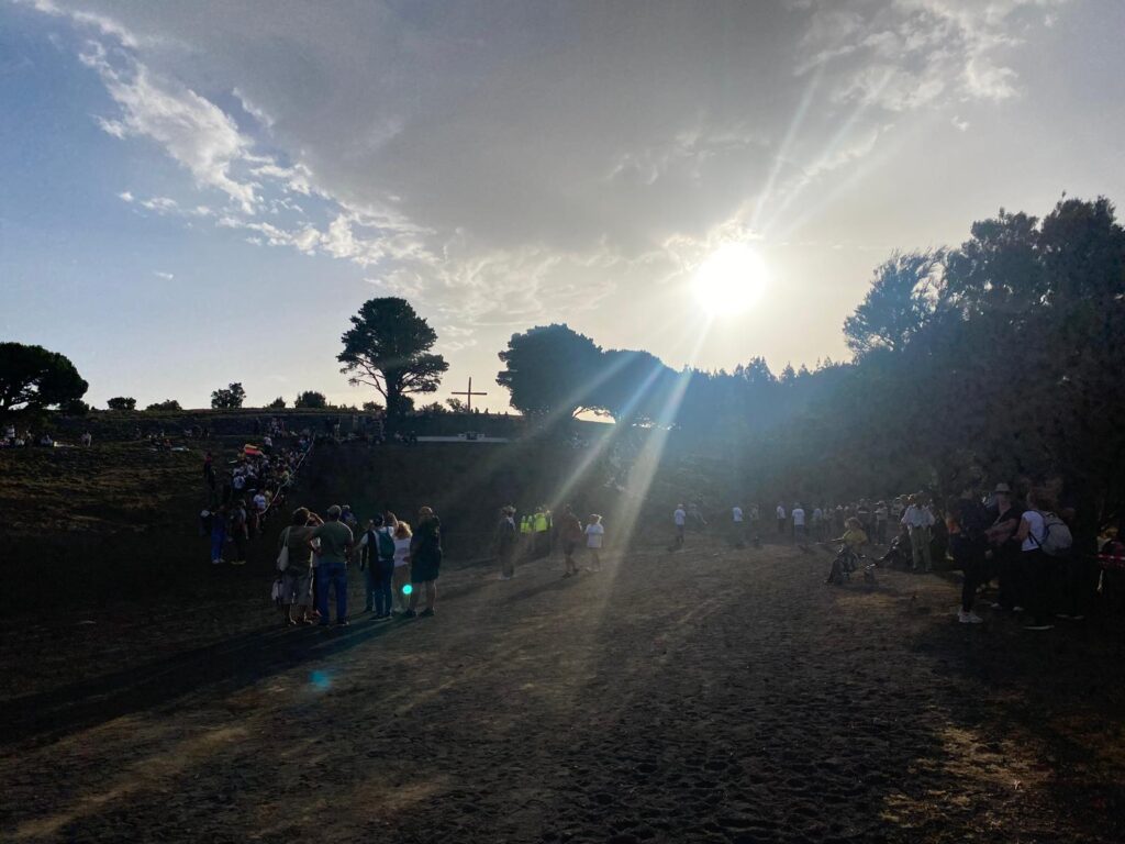 Comienza a concentrarse la gente en la Cruz de los Reyes.