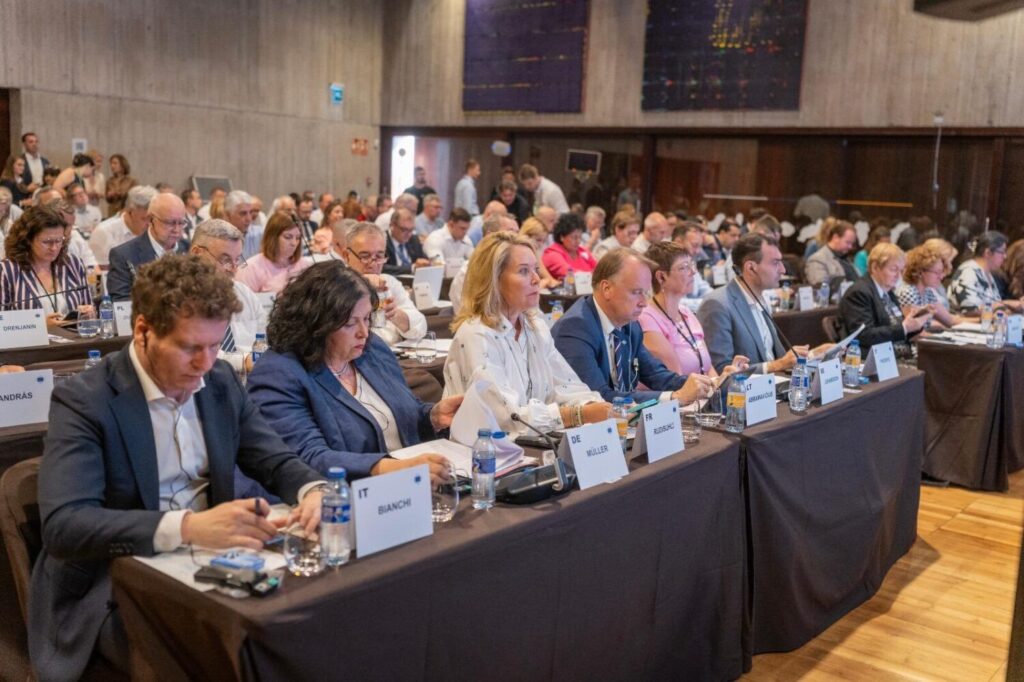 Imagen de la celebración de la Comisión CIVEX en Tenerife, donde múltiples representantes europeos se dieron cita para abordar la acogida de menores migrantes no acompañados en ciudades y regiones europeas