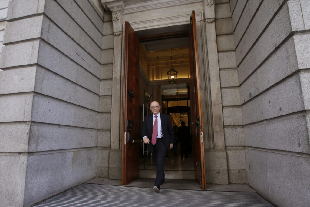 Fotografía de archivo del exministro de Hacienda Cristóbal Montoro que ha comunicado al PP su decisión de abandonar la militancia del partido tras conocerse que está siendo investigado por un juzgado de Tarragona por favorecer presuntamente a empresas fabricantes de gases industriales.