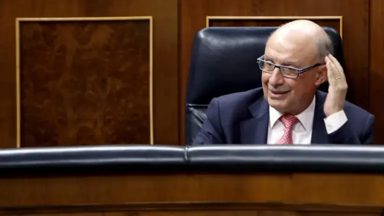 Cristóbal Montoro solicita su baja del PP tras ser investigado por presuntos beneficios a empresas