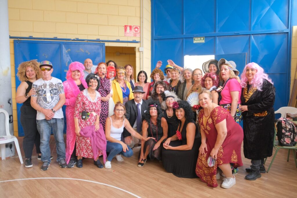 Los mayores se suben al escenario del Centro Cívico La Ballena