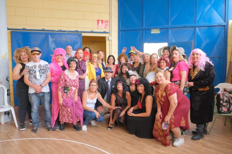 Los mayores se suben al escenario del Centro Cívico La Ballena en un proyecto que combina teatro y terapia