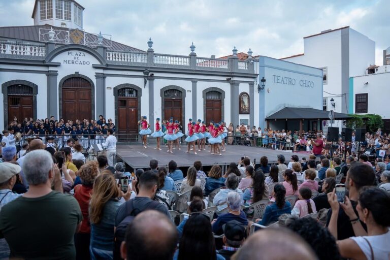 La Danza Infantil Coreada anuncia la llegada de la Virgen de las Nieves en La Palma
