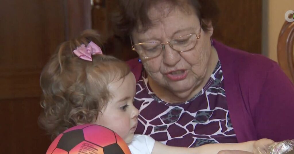 Rita y Eulogio son ejemplo del papel fundamental que los abuelos tienen en la vida de los más pequeños de la casa y en toda la familia / IMAGEN RTVC