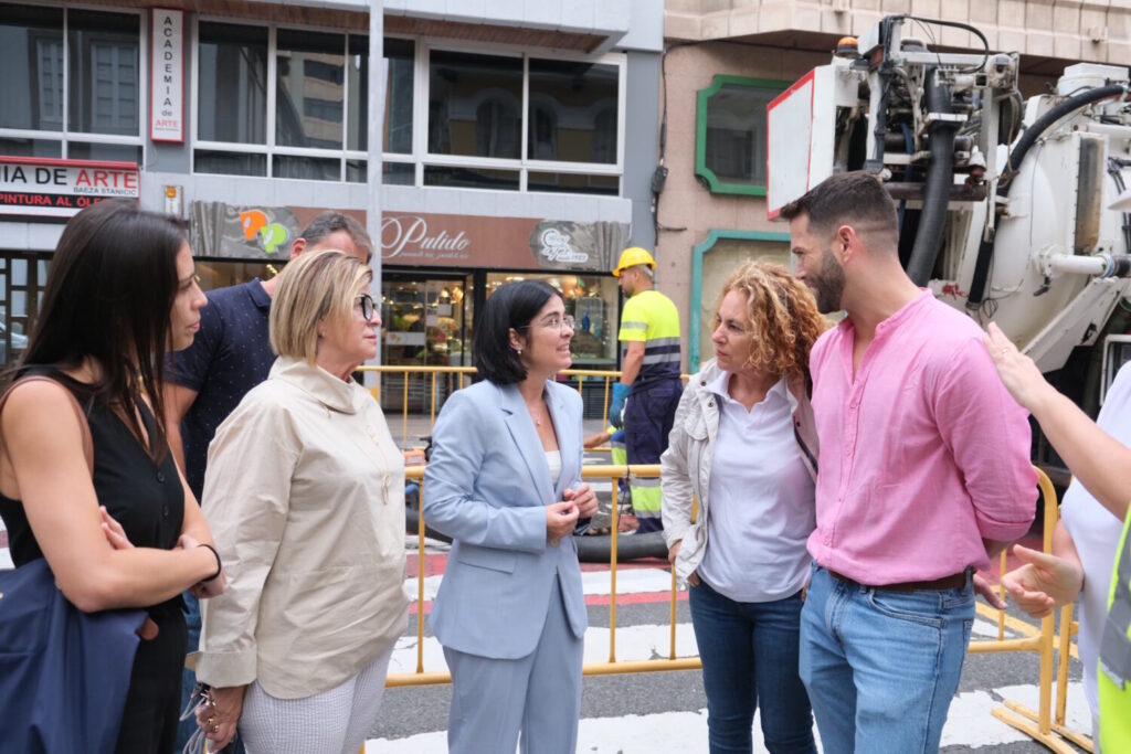 Comienzan las mejoras en la red de saneamiento de Triana. Carolina Darias e Inmaculada Medina visitando los trabajos de saneamiento de la calle Clavel/ Ayuntamiento de Las Palmas de Gran Canaria.
