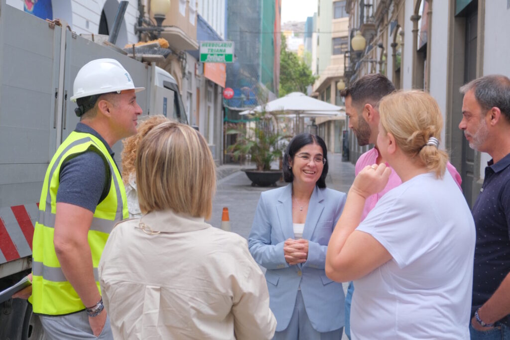 Carolina Darias visitando los trabajos de saneamiento de la calle Clavel/ Ayuntamiento de Las Palmas de Gran Canaria.