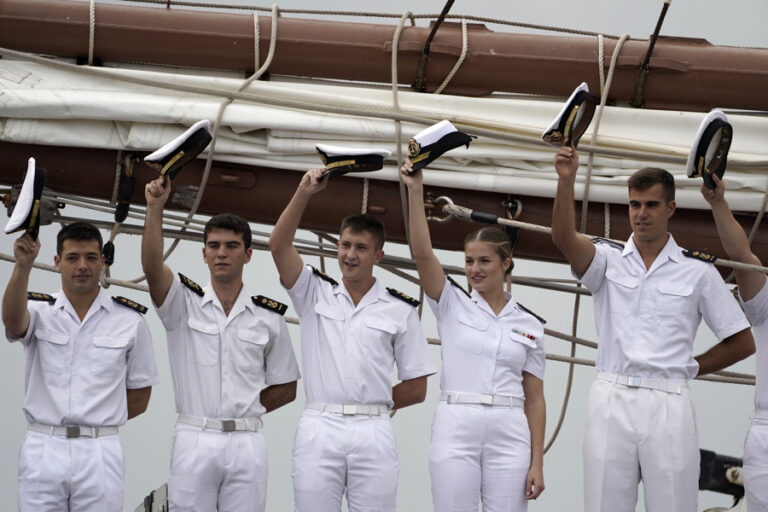 El Juan Sebastián de Elcano, con la princesa Leonor a bordo, pone rumbo a Galicia