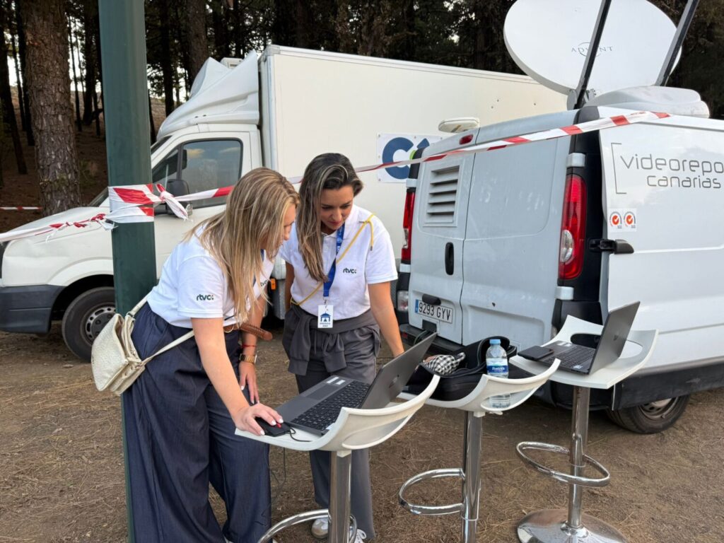 El equipo de informativos preparando el directo.
