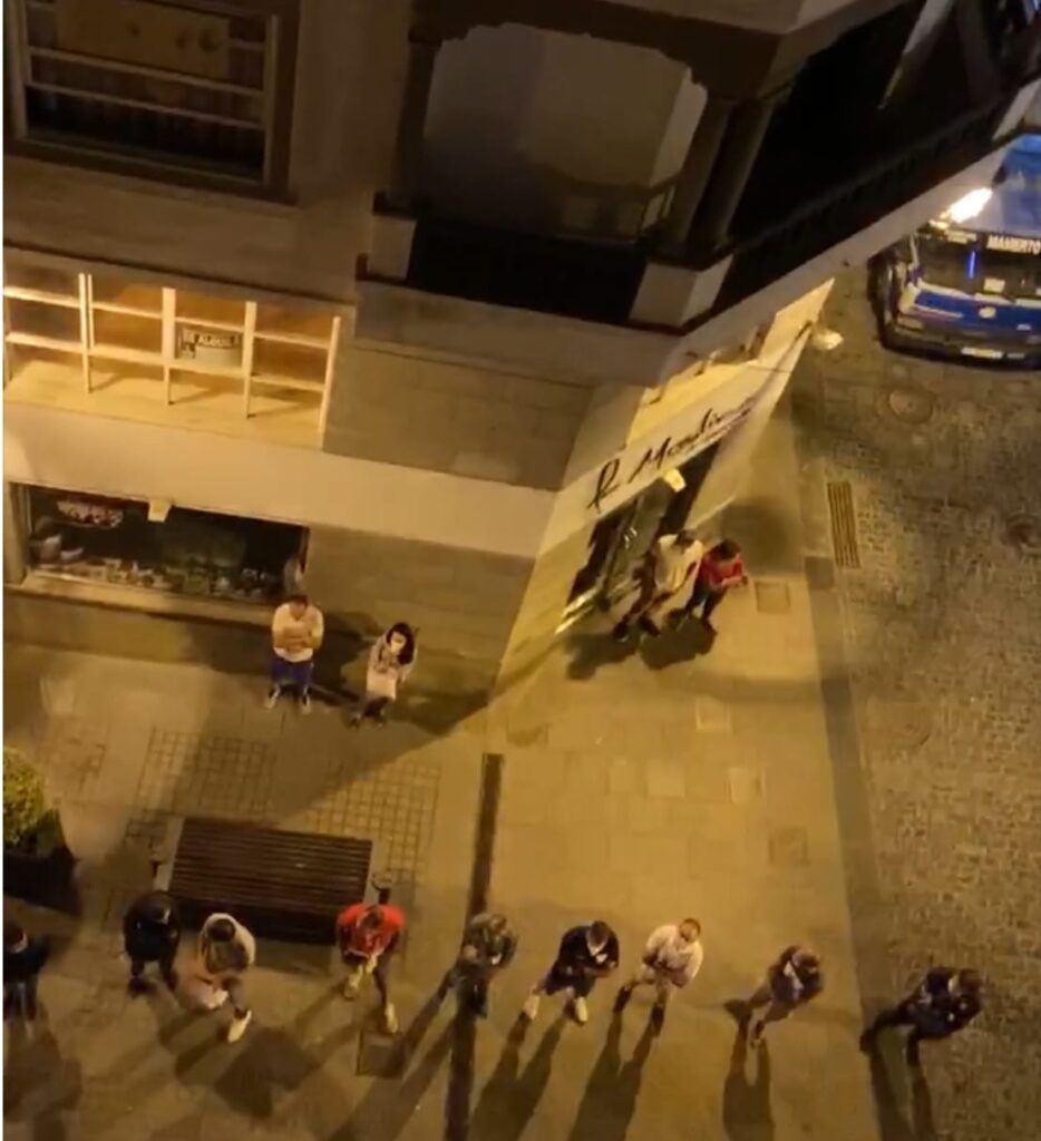 Los Enanos vestidos de calle en 2020