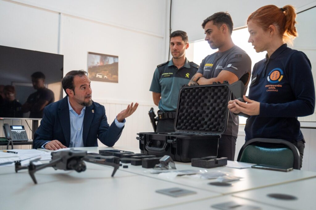 El Gobierno de Canarias refuerza las emergencias en La Palma con la entrega de un dron térmico a la Guardia Civil