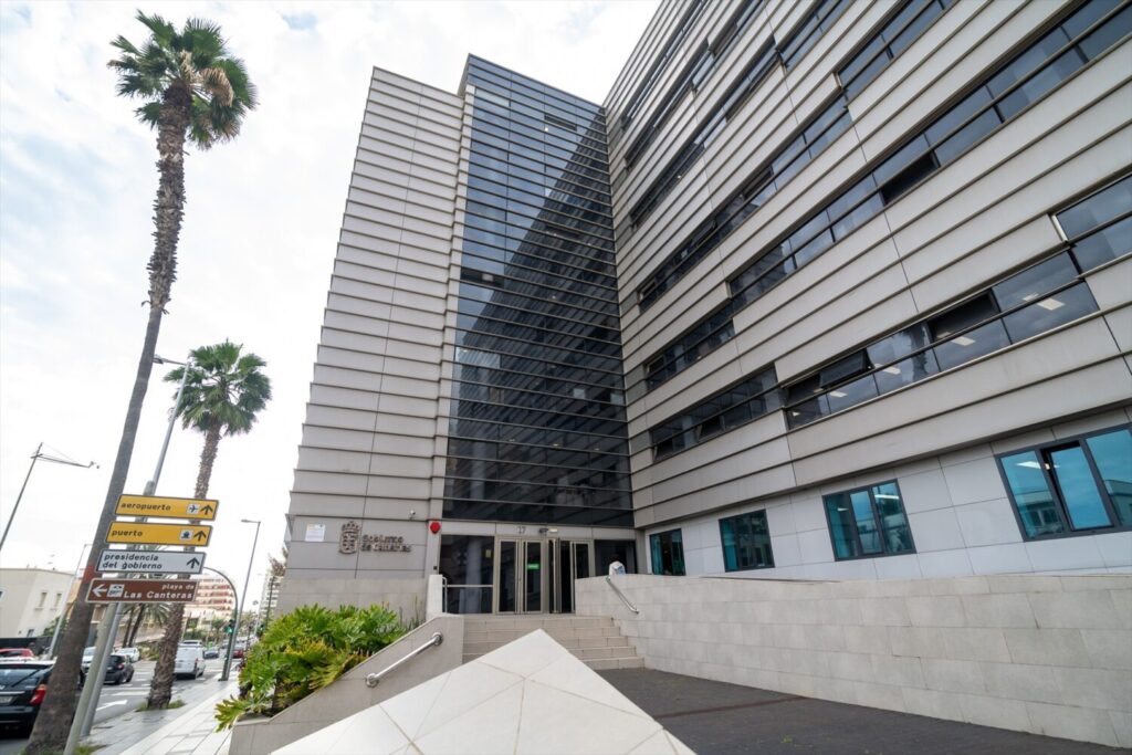 El SCS, condenado a pagar este año casi 1,3 millones en indemnizaciones por negligencias médicas. En la imagen, la sede de la Consejería de Sanidad, en Las Palmas de Gran Canaria. Europa Press.
