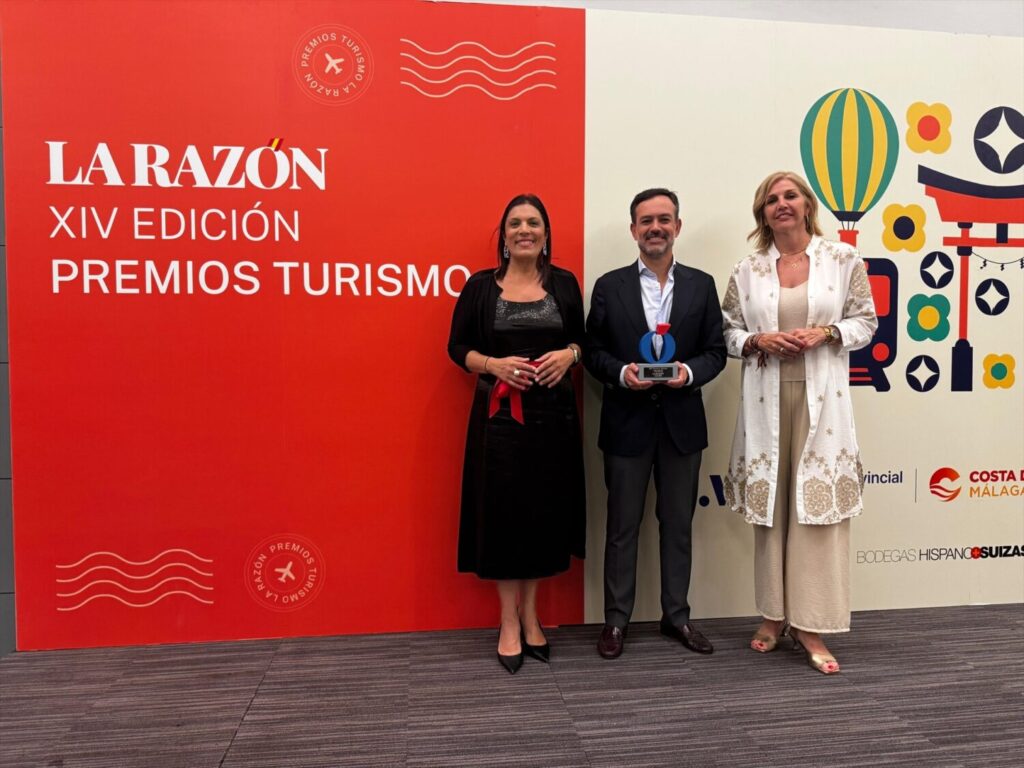La consejera delegada de Turismo de Tenerife, Dimple Melwani, el vicepresidente del Cabildo, Lope Afonso, y la consejera de deportes, Yolanda Moliné, en el acto de entrega del premio a mejor destino deportivo que concede 'La Razón'
