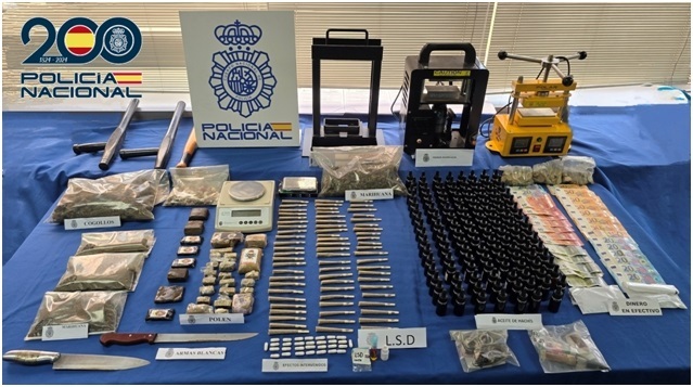 Material incautado en el club cannábico que ha sido cerrado como presunto punto de distribución de droga