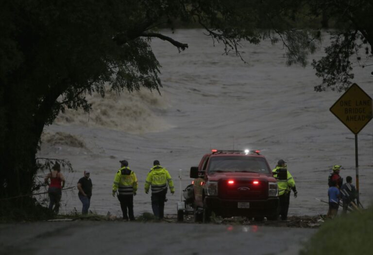 Las inundaciones en Texas dejan ya 27 muertos, entre ellos nueve niños, y decenas de desaparecidos