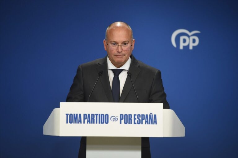 El PP se desmarca de la propuesta de VOX de deportar migrantes