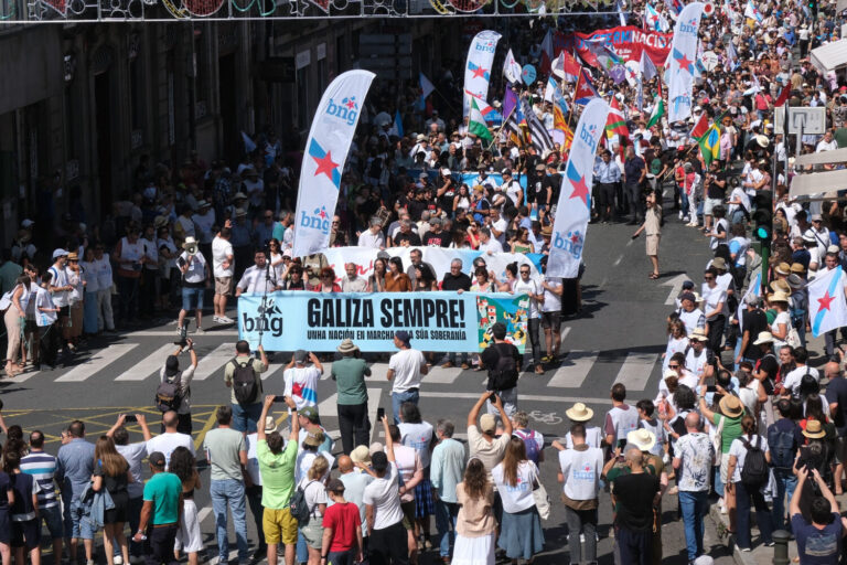 Miles de personas marchan por Compostela para reivindicar más soberanía para Galicia