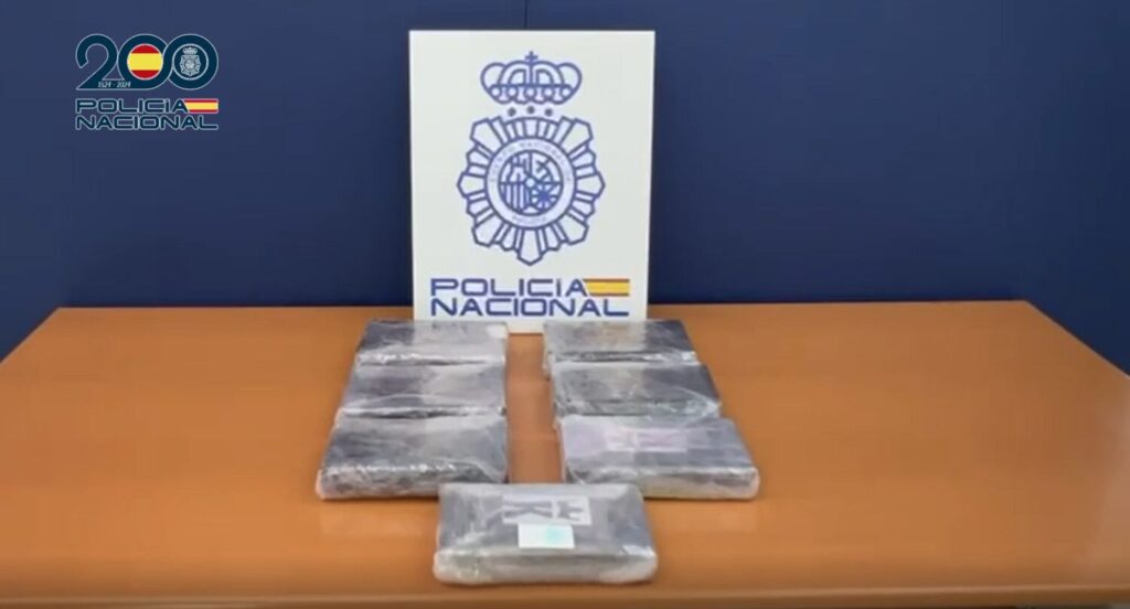 Detiene a un conductor que circulaba con más de 7 kilos de cocaína. Imagen de la droga intervenida/ Policía Nacional.