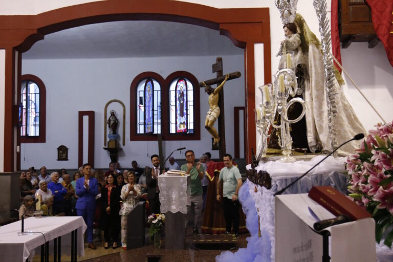 La Isleta inicia las Fiestas del Carmen con la bajada de la Virgen del camarín y la lectura del pregón