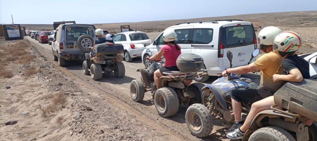 Un caravana de buggies circula de manera irregular en el Monumento Natural de Los Ajaches