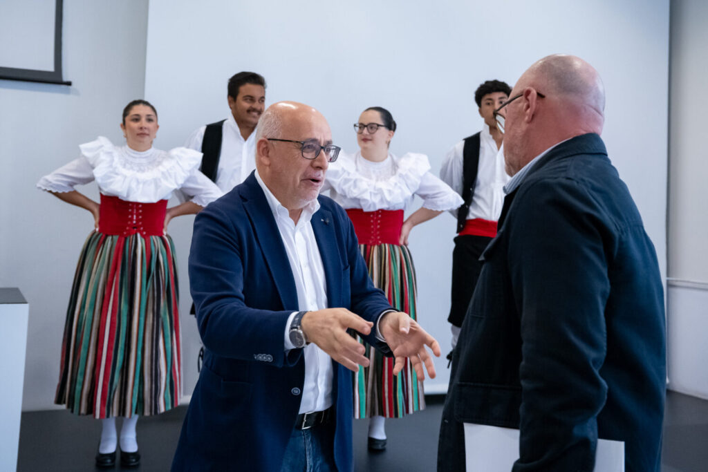 El presidente del Cabildo de Gran Canaria, Antonio Morales, junto al vicerrector de Cultura, Deporte y Sociedad de la Universidad de Las Palmas de Gran Canaria, José Miguel Álamo, durante la presentación del Festival Internacional de Folclore