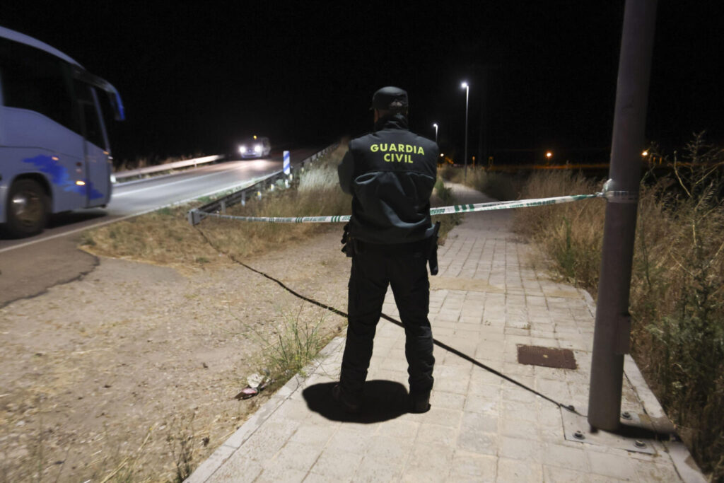Un agente acordonando la zona del accidente tras el fallecimiento de dos personas tras ser arrolladas por el Alvia procedente de Madrid a unos 300 metros del apeadero de Moriscos (Salamanca)