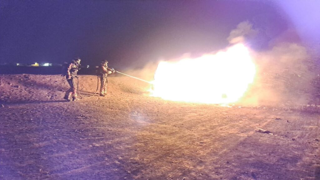 Bomberos del Consorcio de Seguridad y Emergencias de Lanzarote trabajando en la extinción del vehículo incendiado.