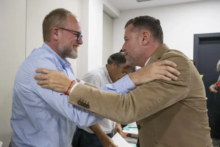 Ramírez explica que abandona Nueva Canarias porque el «partido no avanzaba», y Quevedo le tilda de «tránsfuga»