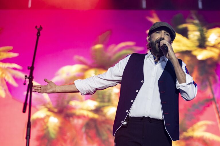 Juan Luis Guerra puso el ritmo a la noche de Santa Cruz de Tenerife