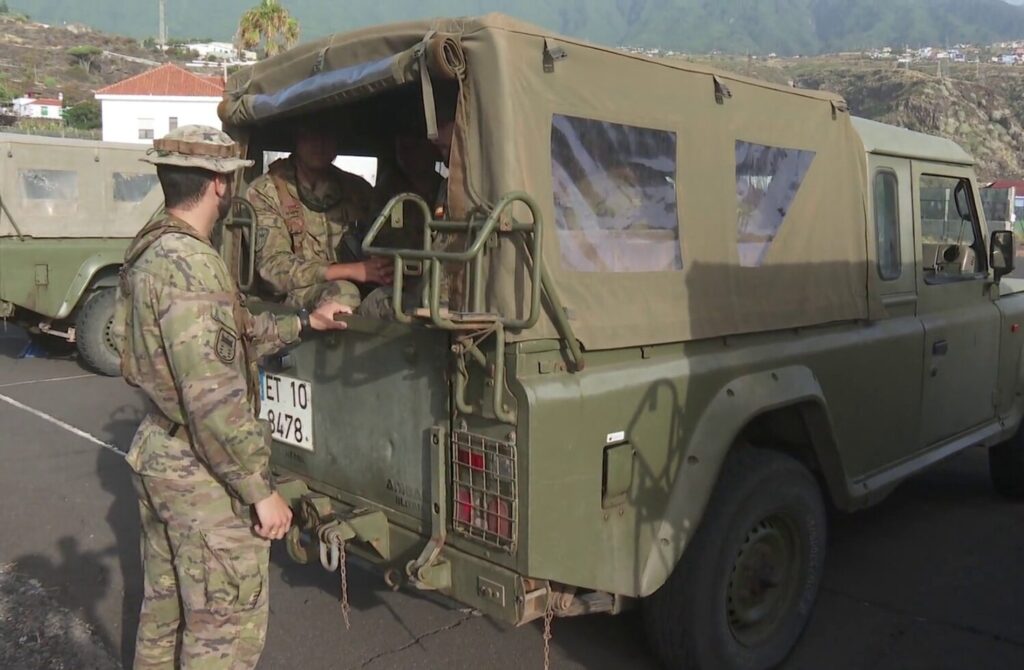Militares de la Brigada Canarias XVI durante una de las patrullas terrestres realizadas en La Palma.