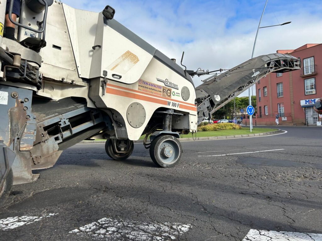 Maquinaria trabajando en el reasfaltado de la rotonda de San Benito, en La Laguna