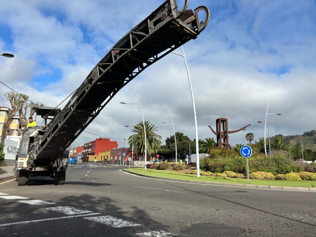 Maquinaria trabajando en el reasfaltado de la rotonda de San Benito, en La Laguna