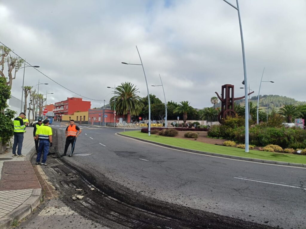 Operarios trabajando en la rotonda de San Benito, en La Laguna / Lorena de Cobos