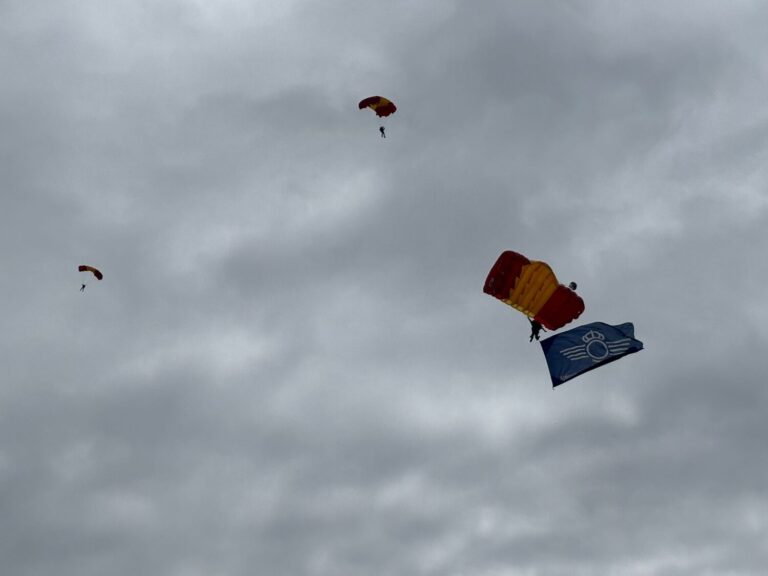 La playa de Santa Cruz de La Palma acoge la exhibición aérea de la Patrulla Acrobática de Paracaidismo y del SAR