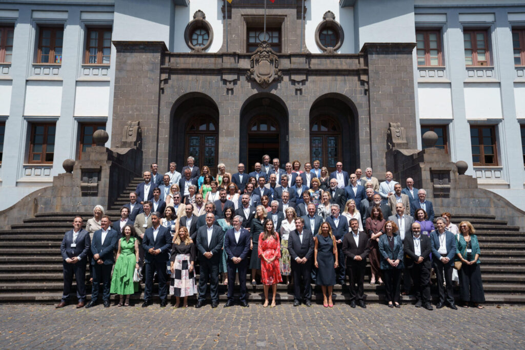 En la imagen, doña Letizia (c) posa con directores y autoridades, flanqueada por el presidente de Canarias, Fernando Clavijo (a la izda), y el director del Instituto Cervantes, Luis García Montero (a la dcha). EFE/Ramón de la Rocha