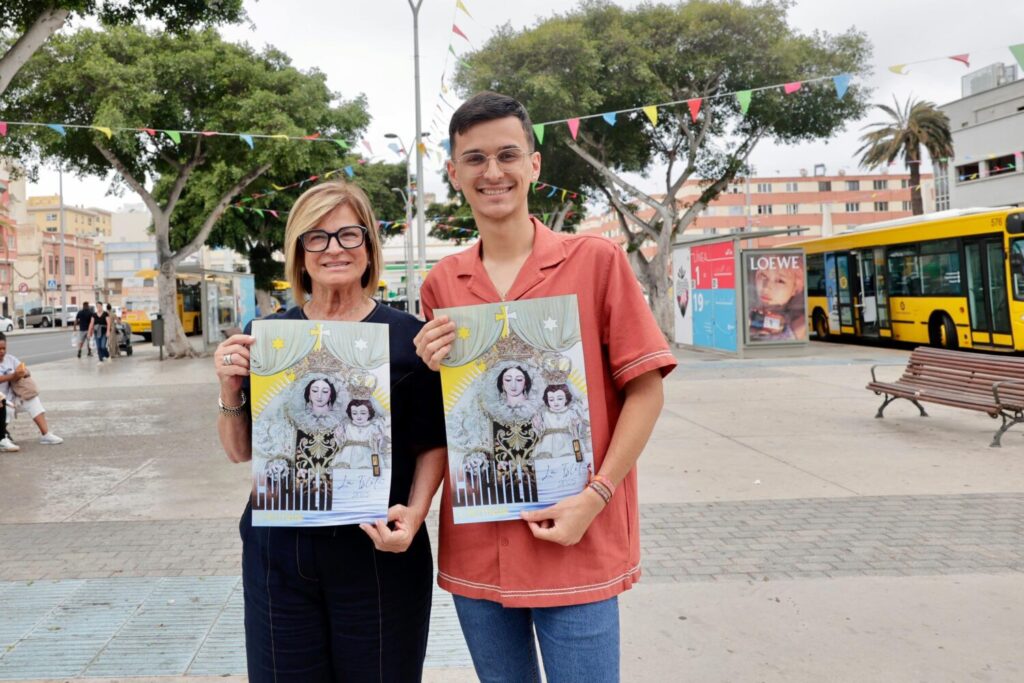 La concejala de Fiestas y Carnaval, Inmaculada Medina, y el presidente de la Comisión de Fiestas del Carmen, Alexander Arce, esta mañana en la plaza Manuel Becerra