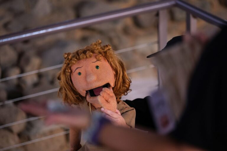 Cueva Pintada invita a una visita con títeres y aventuras