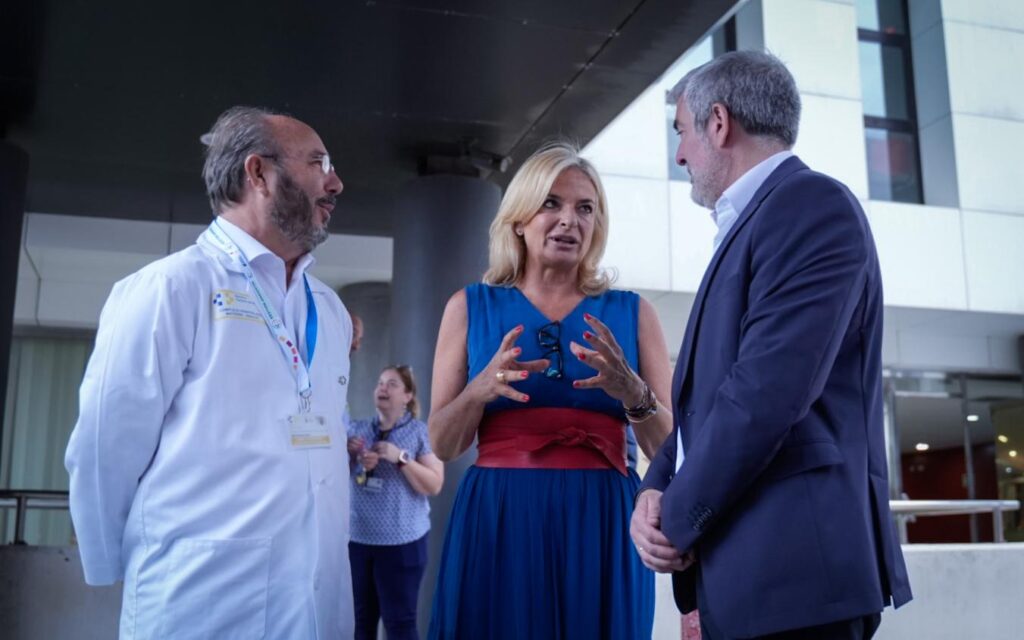 El presidente de Canarias, Fernando Clavijo, conversa con la consejera de Sanidad, Esther Monzón, y el director gerente del Complejo Hospitalario Universitario Insular-Materno Infantil, José Blanco, durante la visita a las obras de ampliación del Hospital Materno Infantil.